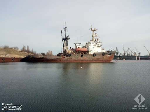 З тонучого судна в Одесі розливаються нафтопродукти З тонучого судна в Одесі розливаються нафтопродукти