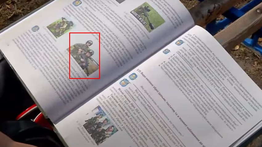 В Киеве школьники получили учебники с изображением российских военных