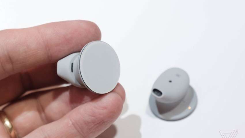 Компанія Microsoft відкладає вихід своїх нових навушників