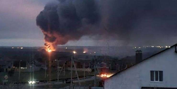 Хлопки и часть Белгородской области без света: в РФ заявили о масштабном обстреле