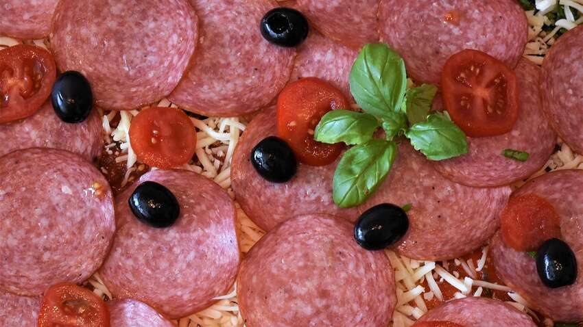 Топ хвороб, які виникають від вживання сосисок та ковбас