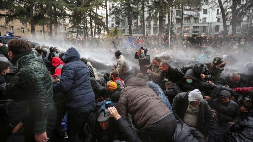 Протесты в Тбилиси: силовики применили водомет против активистов