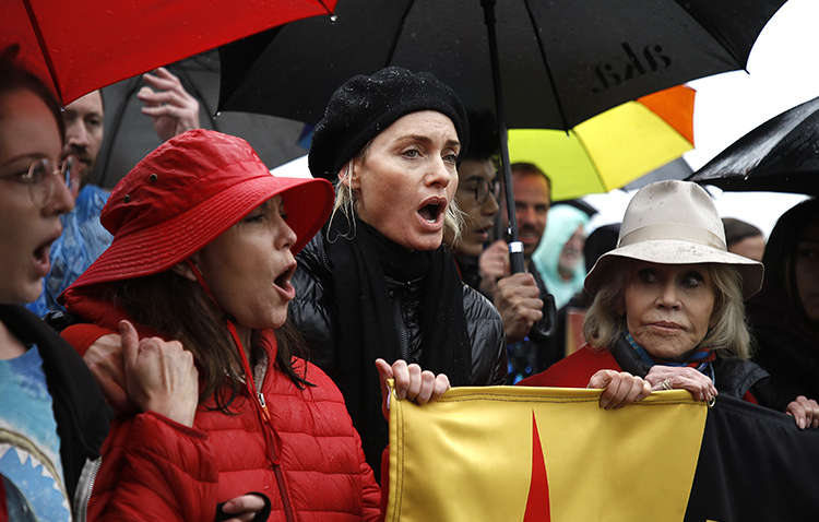 Супермодель Ембер Валлетту заарештували на акції в захист навколишнього середовища