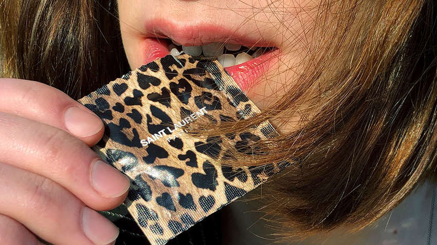 Презервативы и зажигалки: Saint Laurent выпустил подарки ко Дню влюбленных