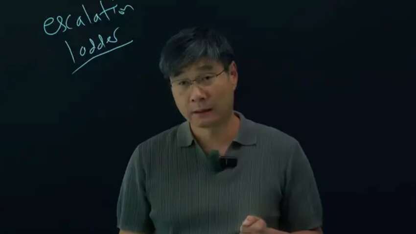 "Китайский Нострадамус" предупредил о трех ключевых факторах в войне между Ираном и США