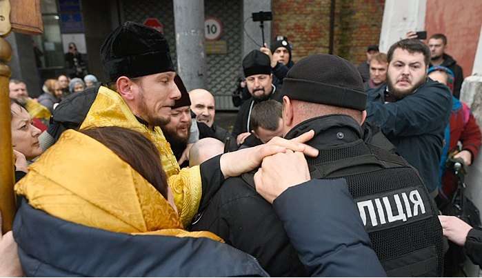 ТОП-5 событий понедельника: разведение сил, драка за УПЦ и временная свобода для Мазура