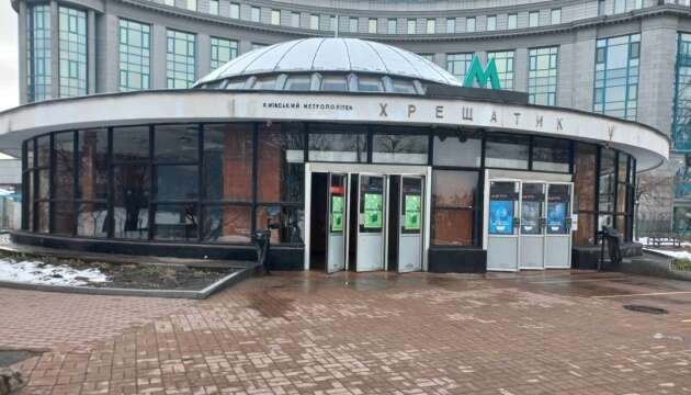 У Києві в метро з ескалатора впав юнак: що з ним стало (ВІДЕО)