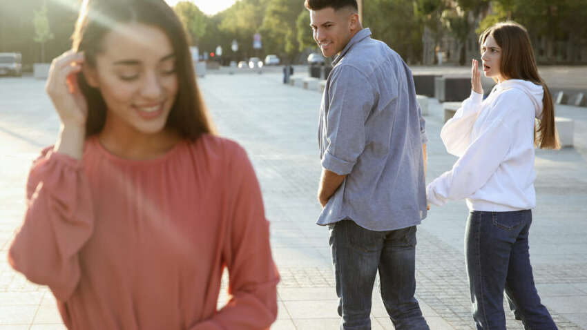 Эффект запрещенного плода, конкуренция и самооценка — что действительно стоит за симпатией к «чужим» женщинам