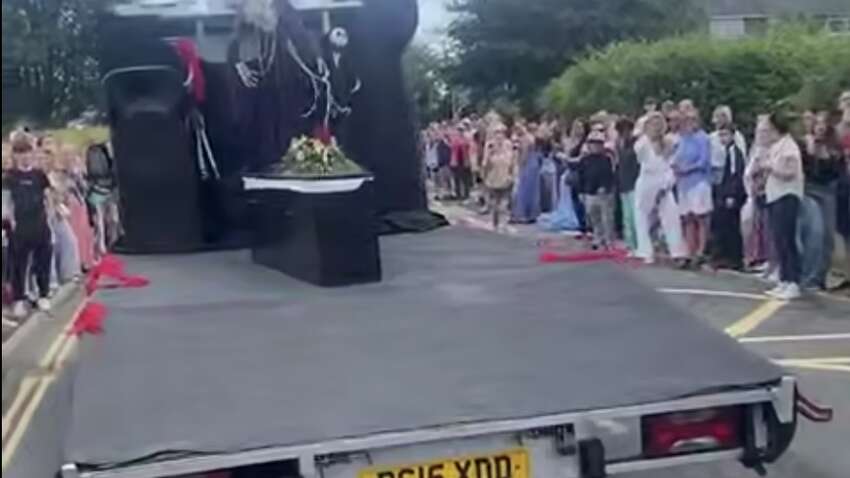 Шок на выпускном: школьница приехала в гробу на катафалке Шок на выпускном: школьница приехала в гробу на катафалке