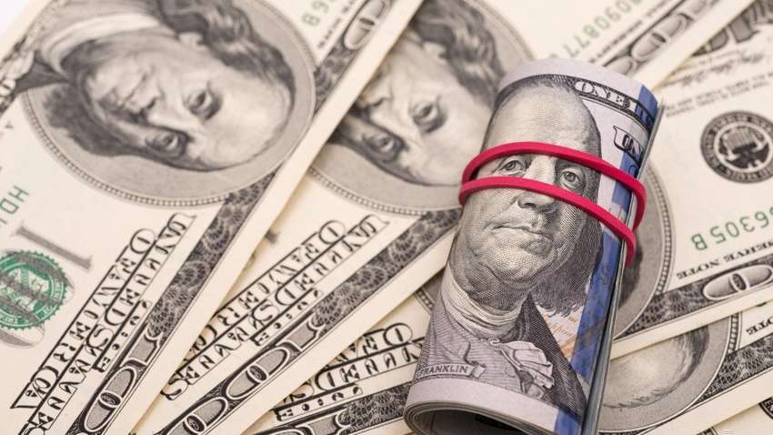 Курс долара в Україні продовжує падати