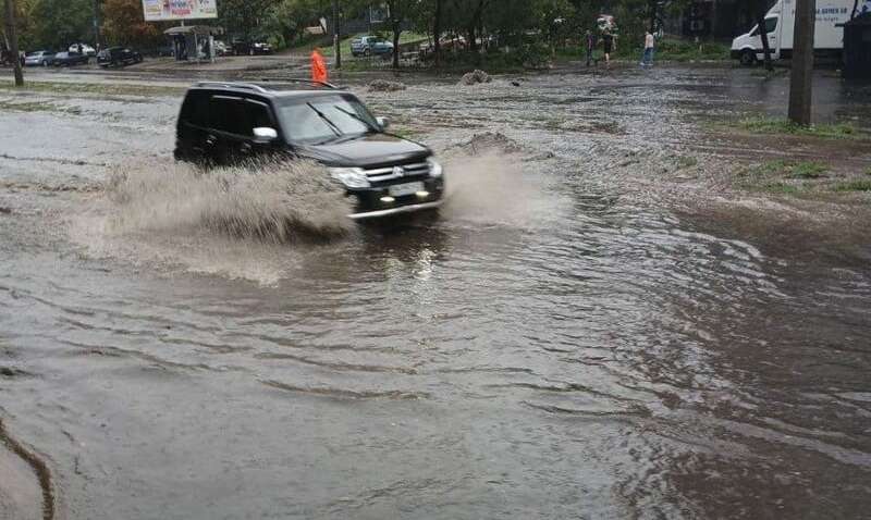 Одесса пошла под воду после проливного дождя: по дорогам плывут авто с людьми на крыше (ВИДЕО) Одесса пошла под воду после проливного дождя: по дорогам плывут авто с людьми на крыше (ВИДЕО)