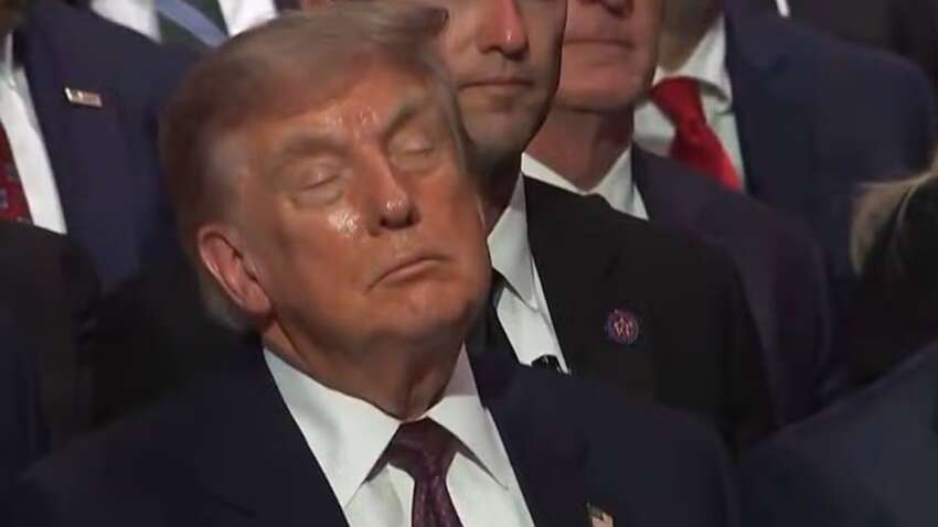 Трамп уснул на похоронах своего "лучшего друга" сенатора Линдси Грэма (ФОТО) Трамп уснул на похоронах своего "лучшего друга" сенатора Линдси Грэма (ФОТО)