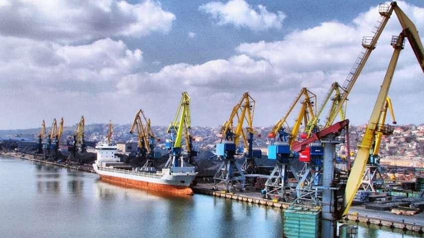 Деякі українські морські порти закривають: що відомо