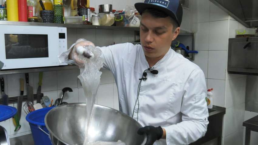 На курортах возле Азовского моря начали готовить и есть медуз: фото и рецепт блюда На курортах возле Азовского моря начали готовить и есть медуз: фото и рецепт блюда