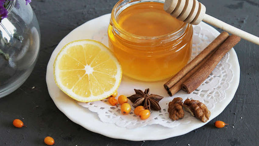 Врач рассказал, кому опасно лечиться медом и лимоном