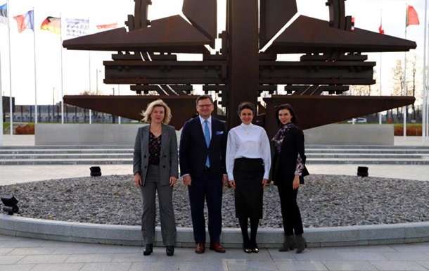 Украина готова участвовать в закупках НАТО, - Кулеба