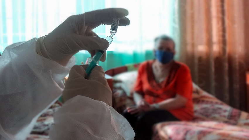 На Сумщине мошенник "вакцинировал" пенсионеров неизвестным препаратом, чтобы похитить деньги На Сумщине мошенник "вакцинировал" пенсионеров неизвестным препаратом, чтобы похитить деньги