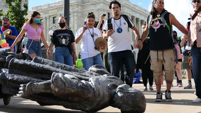 Трамп решил наказывать тех, кто валит памятники Трамп решил наказывать тех, кто валит памятники