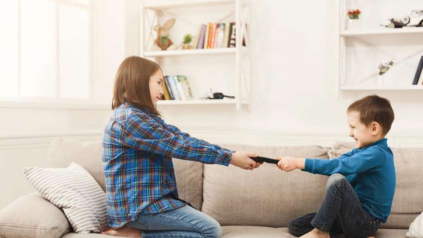 Соперничество между детьми: почему происходит и что делать