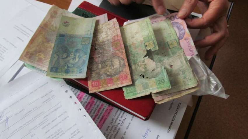 НБУ запретил банкам и магазинам принимать поврежденные определенным образом банкноты   НБУ запретил банкам и магазинам принимать поврежденные определенным образом банкноты