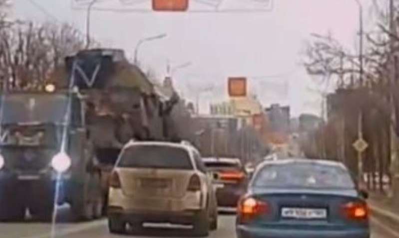 Модифіковану військову техніку окупанти перекидають на Покровський напрямок (ВІДЕО)