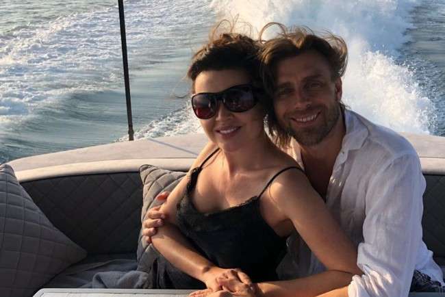 Чоловік Анастасії Заворотнюк виїхав із Росії з близькою подругою актриси