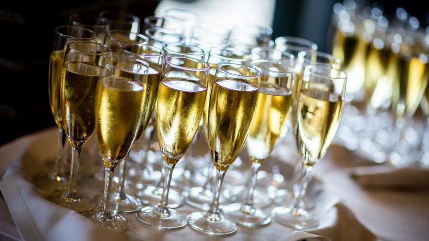 З чим краще пити шампанське: відповідь вас точно здивує