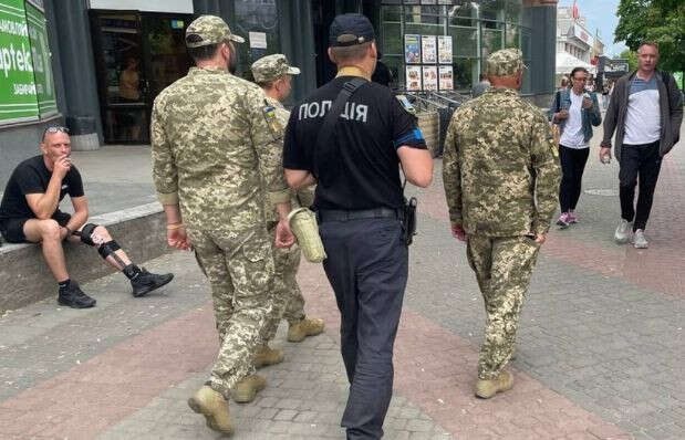 Киянин вкусив поліцейського, коли той попросив його документи: офіційна заява