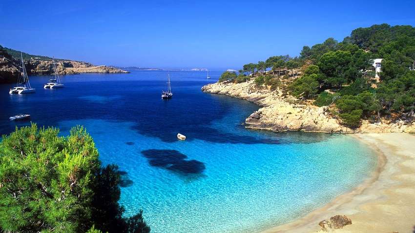 З мотузками і розміткою: в Іспанії відкривають пляжний сезон