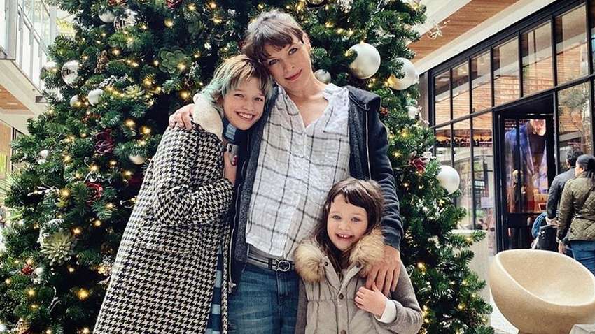 Беременная Милла Йовович поделилась рождественскими фото