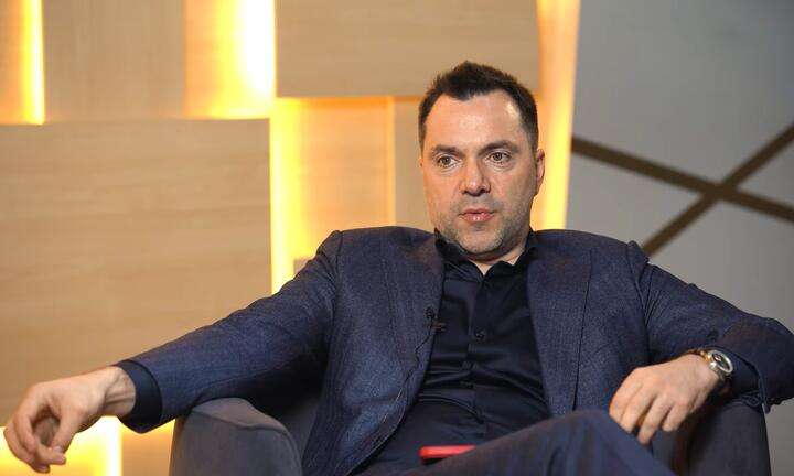 Бить по шапке надо: Арестович эмоционально высказался о языковом вопросе в Украине