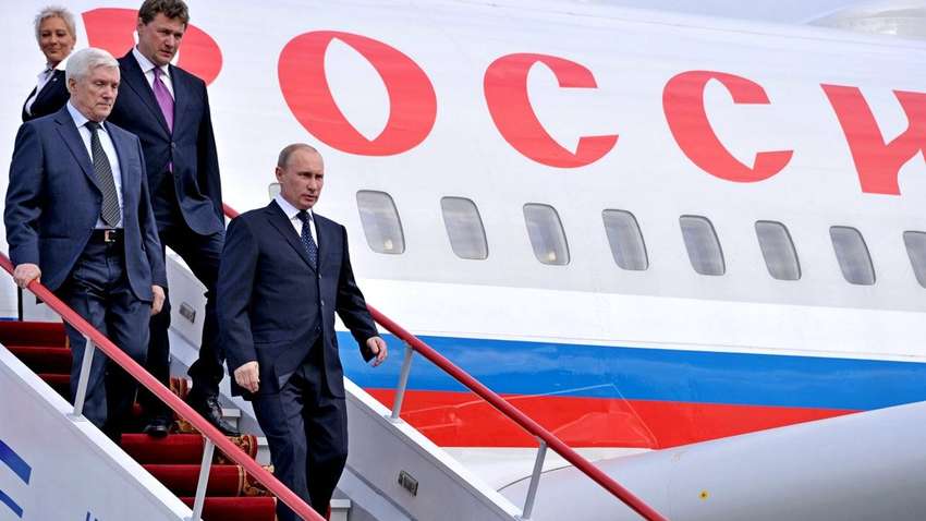 Путін прилетів до Парижу на зустріч з Макроном