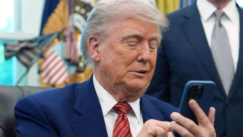 Трамп оконфузился со своим "золотым" смартфоном (ФОТО) Трамп оконфузился со своим "золотым" смартфоном (ФОТО)
