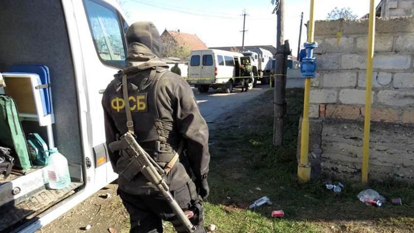 Российские оккупанты начали незаконные обыски домов в Крыму: кто пострадал