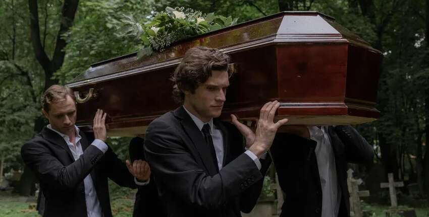 88-річна жінка прокинулася у власній труні після того, як її помилково оголосили мертвою