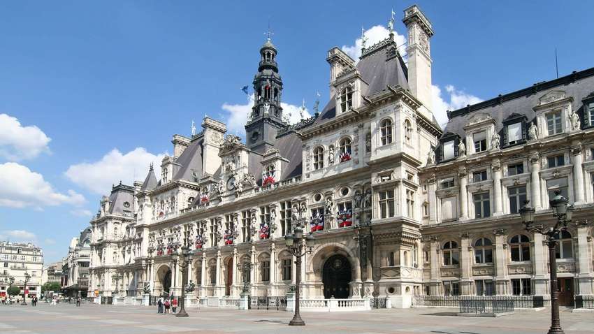 Мэрию Парижа оштрафовали за большое количество женщин