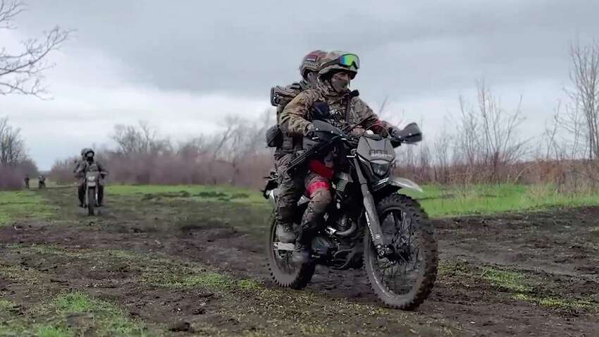 Мотоцикли на фронті недооцінені: військові перестали сміятися з росіян-байкерів