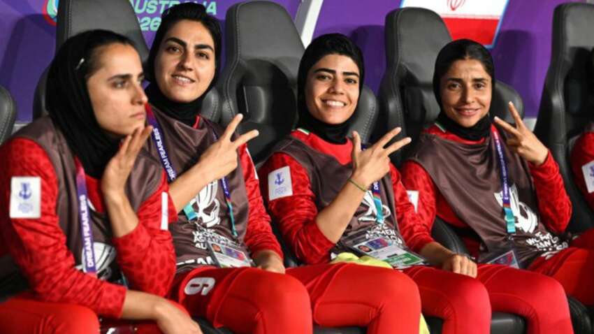 "Они молчали во время гимна": несколько футболисток сборной Ирана получили убежище в Австралии