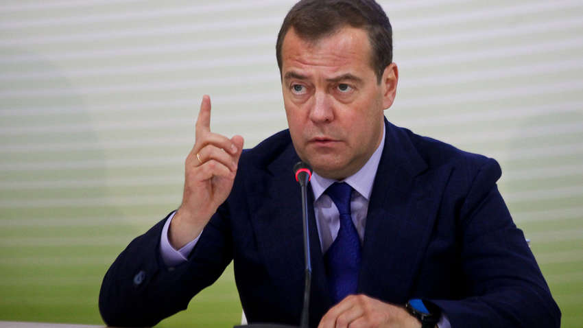 Медведев жалуется на лидирующие позиции США и угрожает ядерным ударом