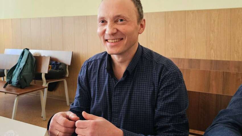 В Екатеринбурге мужчину оштрафовали на 49 тысяч за плакат «Пусть всегда будет солнце» — власти увидели «дискредитацию армии»