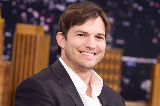 Футбольные фанаты потролили Эштона Катчера на фоне заявлений о купании детей