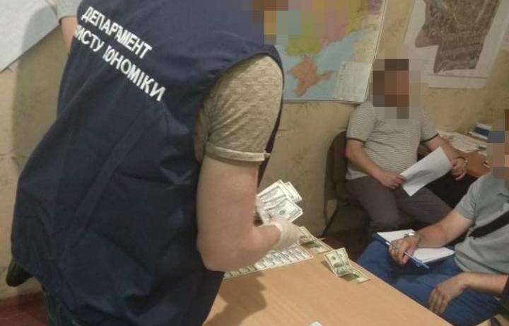 Начальника Держгеокадастру Новомосковського району затримали на хабарі: ведеться розслідування