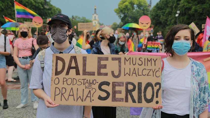 ЛГБТ-скандал за участю росіян: Польщу хочуть змусити легалізувати одностатеві шлюби