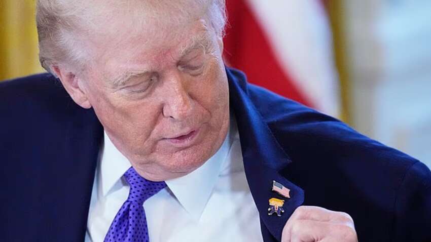 Трамп рассказал, почему он носит значок со своим мультяшным изображением Трамп рассказал, почему он носит значок со своим мультяшным изображением