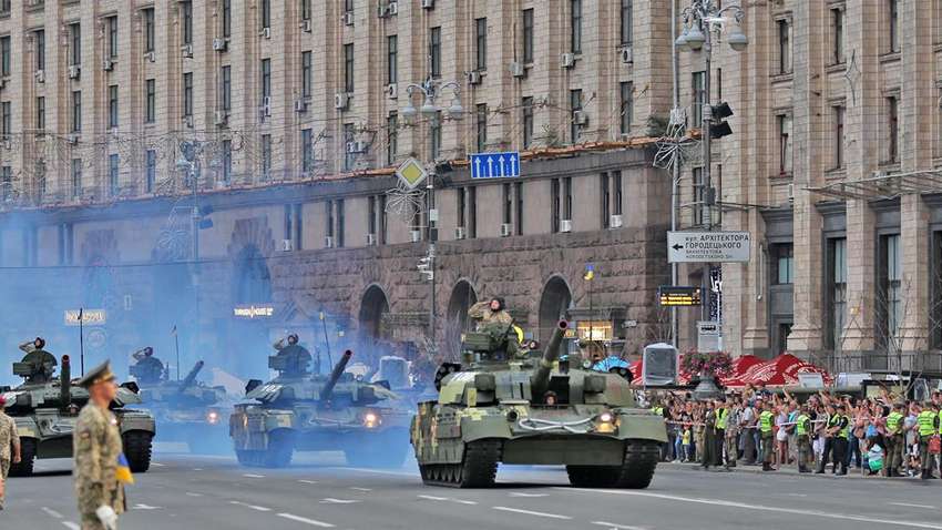 Експерти назвали скасування параду і премії військовим - піар ходом перед виборами