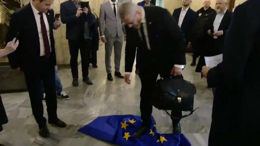 Кандидат в президенты Польши вытер ноги и сжег флаг ЕС (ФОТО)
