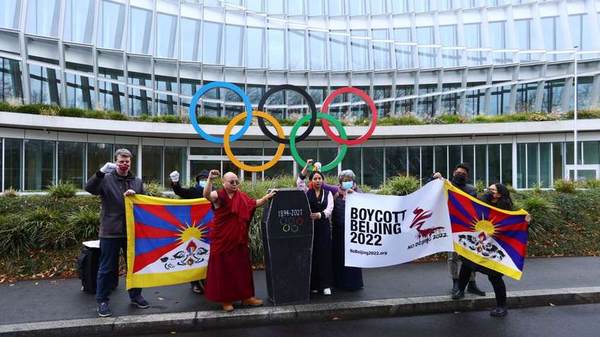 Тибетские активисты похоронили Международный олимпийский комитет Тибетские активисты похоронили Международный олимпийский комитет