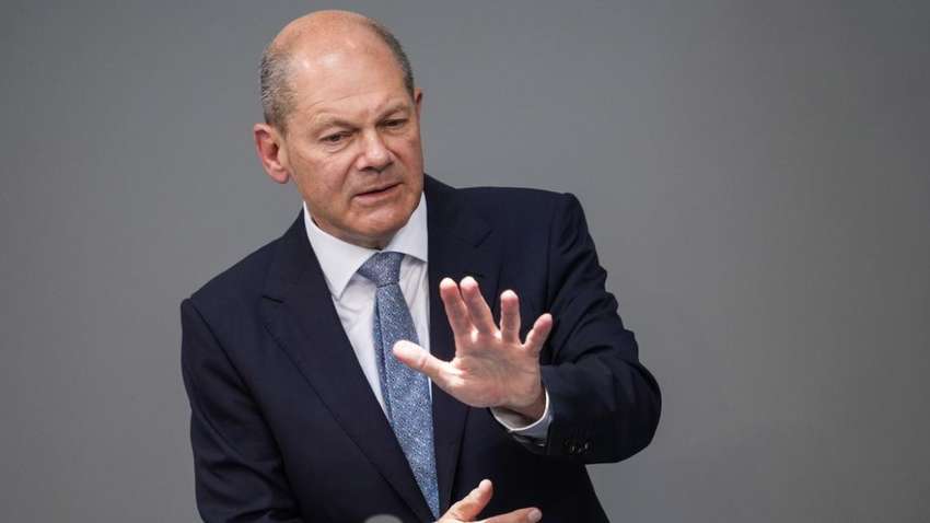 Шольц критикує пубілічні оголошення про відправку танків в Україну Шольц критикує пубілічні оголошення про відправку танків в Україну