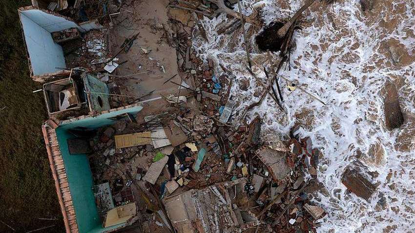 Море его поглощает: курортный город Бразилии уходит под воду (ФОТО) Море его поглощает: курортный город Бразилии уходит под воду (ФОТО)