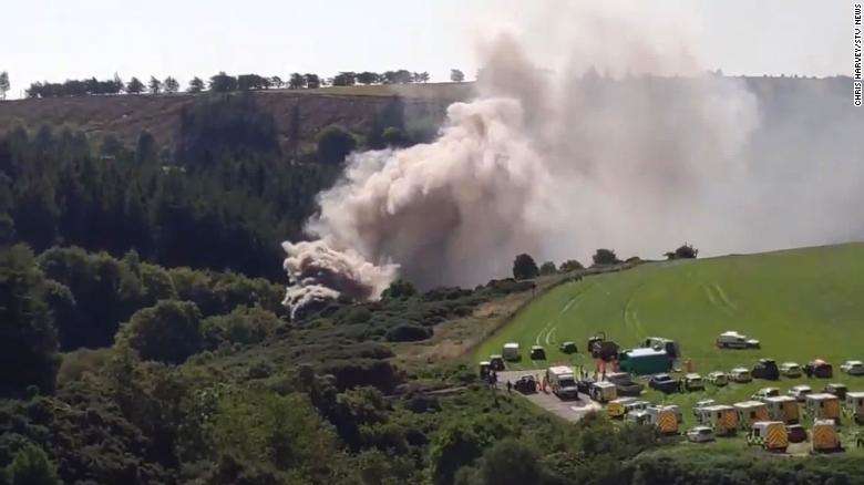 Не меньше трех человек погибли в результате крушения поезда в Шотландии: опубликованы шокирующие фото и видео